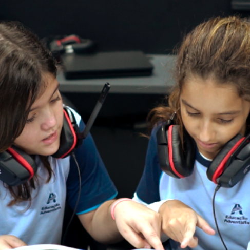 Alunos conversando entre si